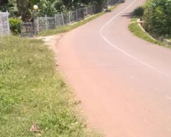 Vila pingir jalan besar