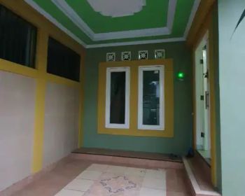 Disewakan rumah 2lt,hook jln utama blk D safira regency