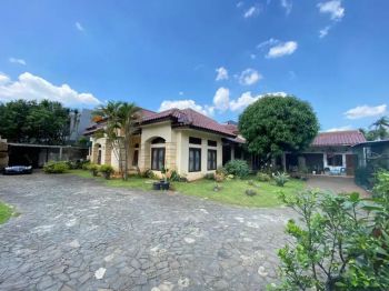 Rumah besar di Bintaro Jakarta Selatan halaman luas