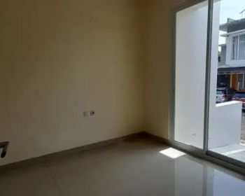 DISEWAKAN RUMAH RANOMUT SEMI KANTOR.