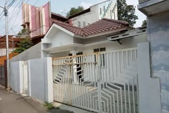 DIKONTRAKAN RUMAH SIAP HUNI 1LT AKSES MOBIL DEKAT RAYA CONDET