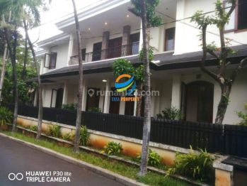 Rumah Cantik dan Mewah dalam Komplek Ada Kolam Renang Pribadi