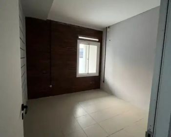 Disewakan Rumah untuk Tinggal, 2 Lt, Sangat Strategis