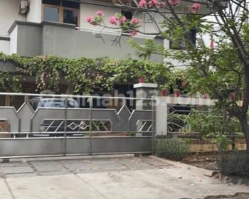 Rumah Cantik  Hook di Taman Modern