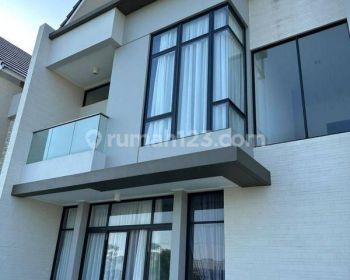 Rumah semi furnish cluster denver hadap danau siap huni