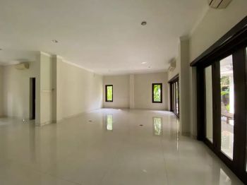 Modern House With Large Garden and Pool In Kebayoran Baru