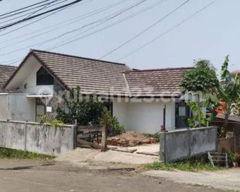 Rumah Hoek Hitung Tanah di Komplek Padasuka