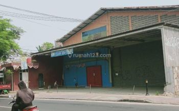 Gudang Punggir Jalan Ada Kantor Teguh