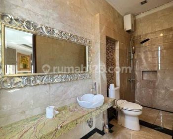 Sewa Bangunan Dengan 4 Unit Ruang Usaha di Batu Bolong, Canggu