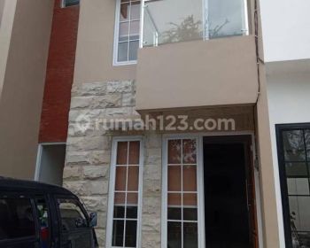 Rumah 2 lantai bagus