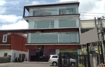 Dijual Ex Showroom Di By Pass Ngurah Rai