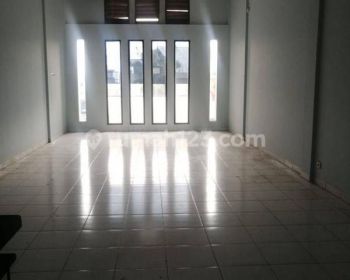 Disewakan Ruko 3 Lantai Strategis Sebrang Yogya Mekar Wangi