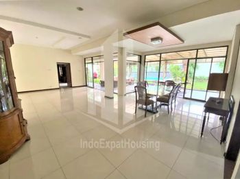 Disewakan Rumah 1 Lantai Lokasi Strategis di Kuningan