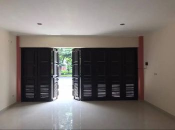 Dijual / Disewakan: Ruko Baru 4,5 Lantai Di Perak, Surabaya (Nego)