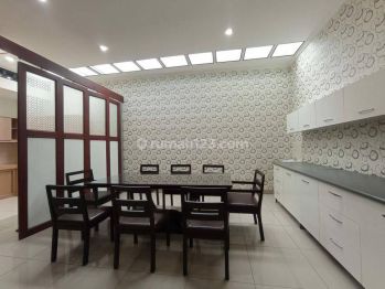 Jual / Sewa Rumah di Setraduta 3 Lantai SHM Full Furnished