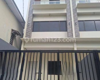 Rumah baru 3 lantai uk 4.2x16 dekat jalan raya