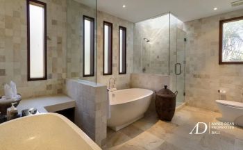 FREEHOLD COMPLEX VILLAS 50M TO THE BEACH IN CANGGU