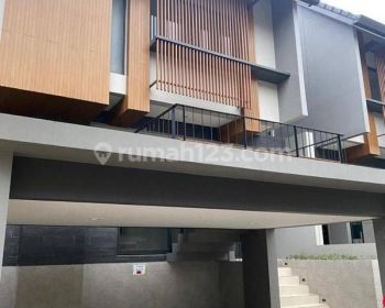 Rumah 2 Lantai Caelus Bsd Greenwich Dekat Qbiq Dan Pusat Kuliner di Bsd,
