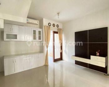 Di sewakan rumah dua lantai dalam cluster