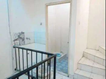 Dijual SEGERA Ruko 2 1/2 lantai, lahan parkir luas di Meruya Utara