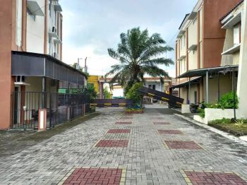 Ruko Hook 3 Lantai di Tepi Jalan Lowanu