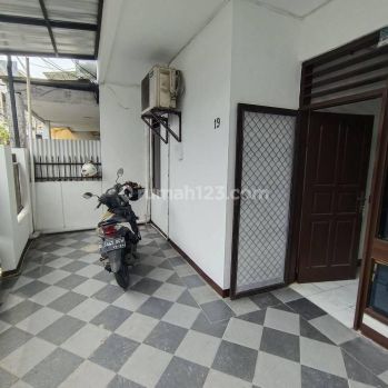 P Bln Disewakan Rumah 6x15 Siap Huni Baru Renov di Tomang Jakbar