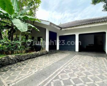 Properti Mewah Dijual Rumah Megah Jl. Kemang Dalam, Halaman Luas
