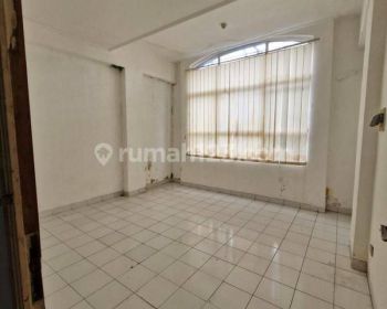 Ruko murah siap pakai 3 lantai di Mutiara Taman Palem