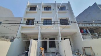 Ingche Rumah baru 3 lantai siap huni di taman ratu