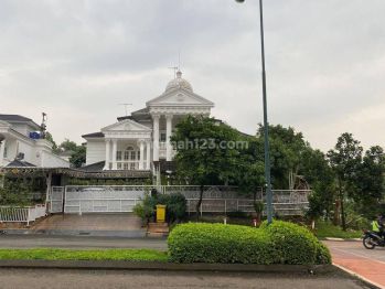 Rumah Boulevard Mewah di Legenda Wisata Cibubur