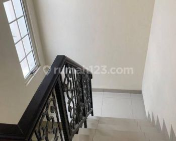 Disewakan rumah 3 Lantai SHM Bagus dan murah banget yuk sewakan