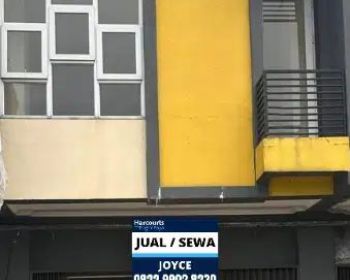 Ruko siap huni. 2 1/2 lantai. Parkir luas