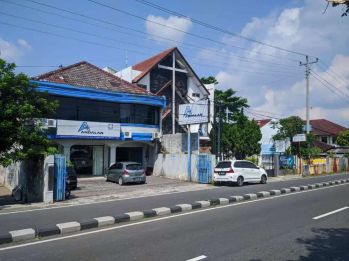 Dikontrakkan Gedung 2 Lantai sangat strategis