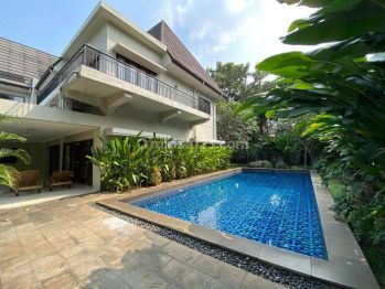 Modern House With Large Garden And Pool In Kebayoran Baru
