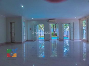 Townhouse Kemang jakarta Selatan, Strategis, Kolam Renang Pribadi, Full Ac,