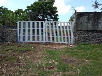 Tanah Depan Air Terjun Tegenungan dan Jembatan Kaca