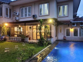 Rumah Cantik Dengan Backyard Dan Swimming Pool Sentul City, Bogor