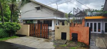 Disewakan rumah dapat digunakan untuk kantor