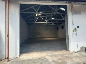 Disewakab Gudang Tengah kota LAHAN PARKIR LUAS