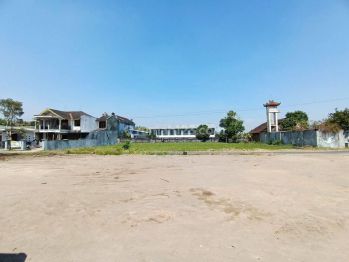 Tanah Pekarangan Sleman, Tepi Jalan Dekat Prambanan