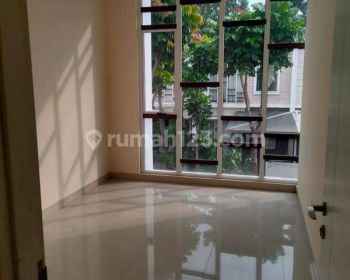 Disewakan rumah 2 lantai 5 kamar tidur 4 kamar mandi disewakan pertahun lokasi