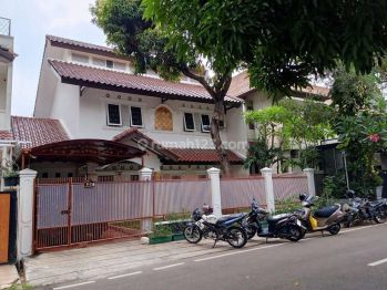 RUMAH 2 LANTAI SIAP HUNI DI KOMPLEK RAWAMANGUN BERDIKARI DENGAN TAMAN LUAS