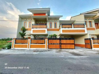 STRATEGIS - ISTIMEWA .. RUMAH BARU MODERN 2 LANTAI STRATEGIS .. DENGAN BALKON DI