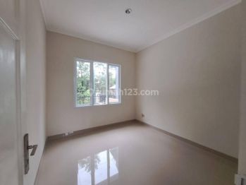 Rumah dua  lantai  di Kota Wisata