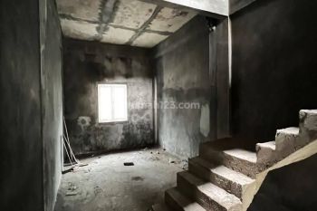 Ruko 3 1/2 tingkat + mezzanine dalam komplek, kosong, SHM