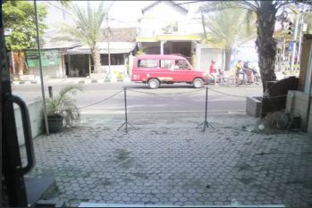 DISEWAKAN BANGUNAN USAHA 2 LANTAI LOKASI STRATEGIS DEKAT SURABAYA NEGO