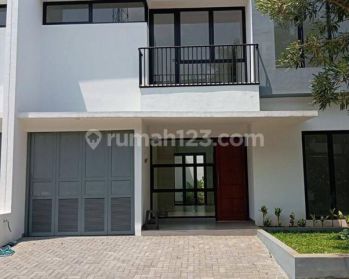 Jual rumah Baru 2 lantai! Dekat ke jalan raya jatiwaringin!