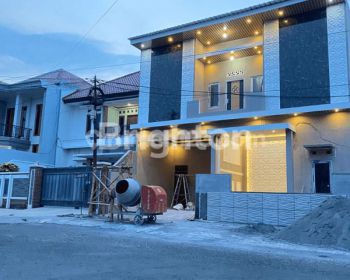 RUMAH MEWAH LAMPER 2 LANTAI BAGUS TENGAH KOTAMODERN SIAP HUNI HARGA MURAH