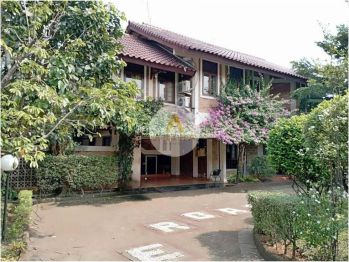 Rumah Nyaman Ada Kolam Renang di Jakarta Selatan