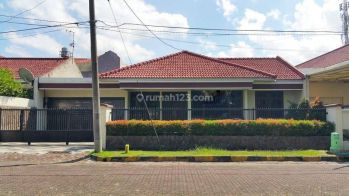 Rumah Siap Huni Depan Taman, Lokasi Bagus